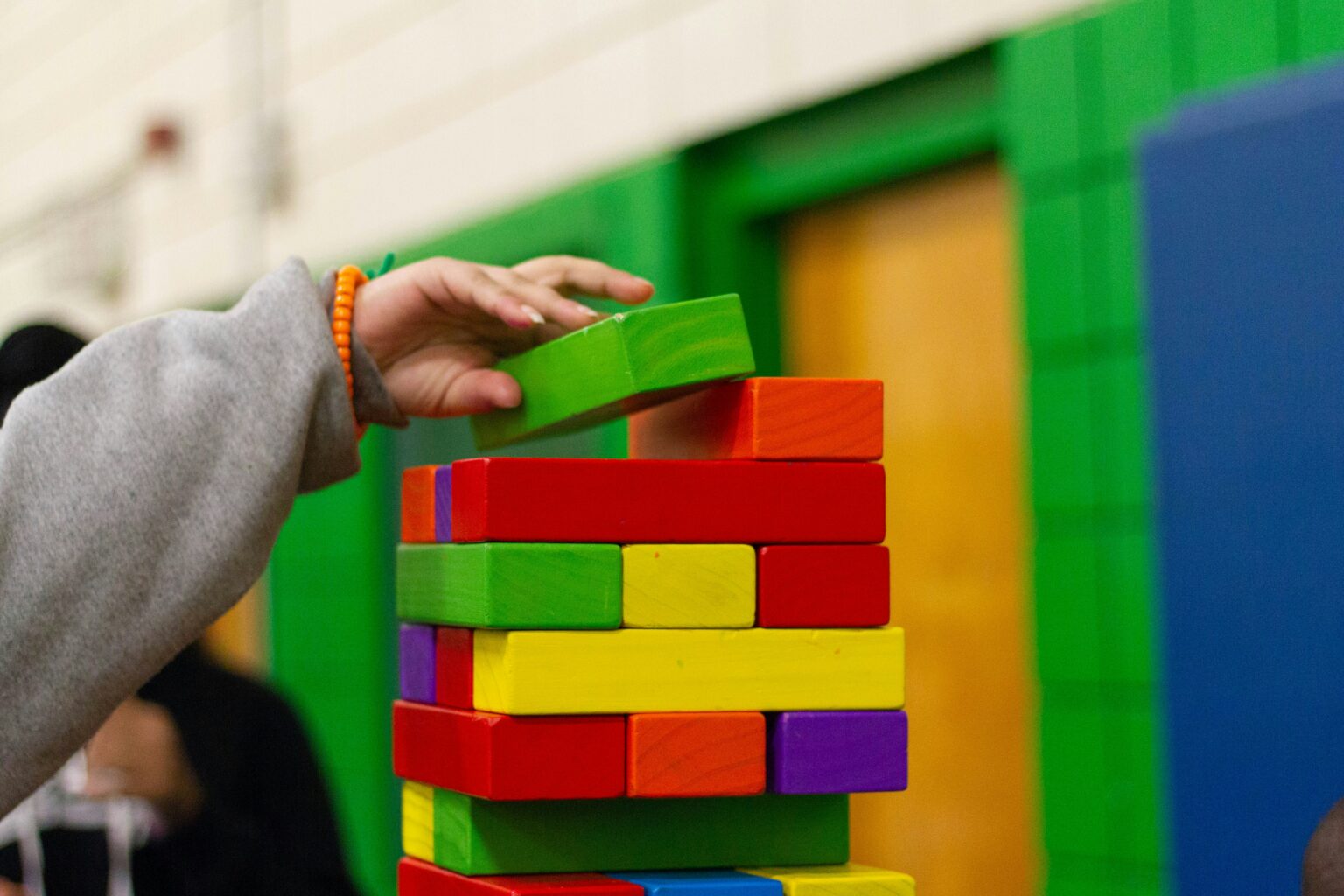 Un niño pequeño apilando bloques de colores, una actividad clave que se menciona en la evaluación del desarrollo en el autismo